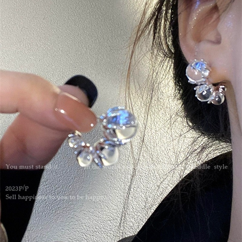 Unique ice-transparent beaded earrings with a niche design sense, high-end stud earrings for women, simple and elegant, cold style earrings, fashionable details Picture
