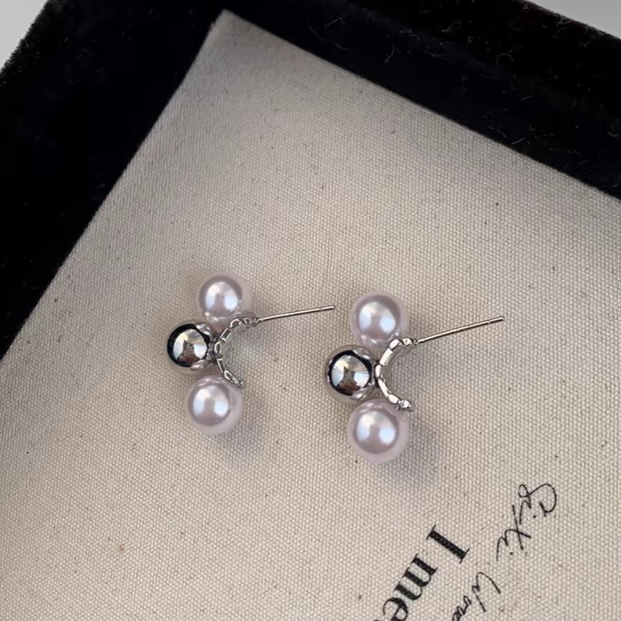 2025 French minimalist style Pearl curved earrings, cold and cool silver gentle earrings, niche design stud earrings Application Scenario