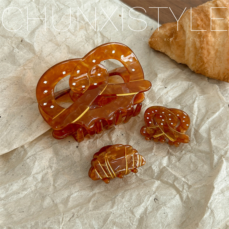 Retro croissants with a high-end feel, horns, butterfly rings, alkali water bread, acetic acid, large and small size hair grabbers, by Zhou Yutong full figure