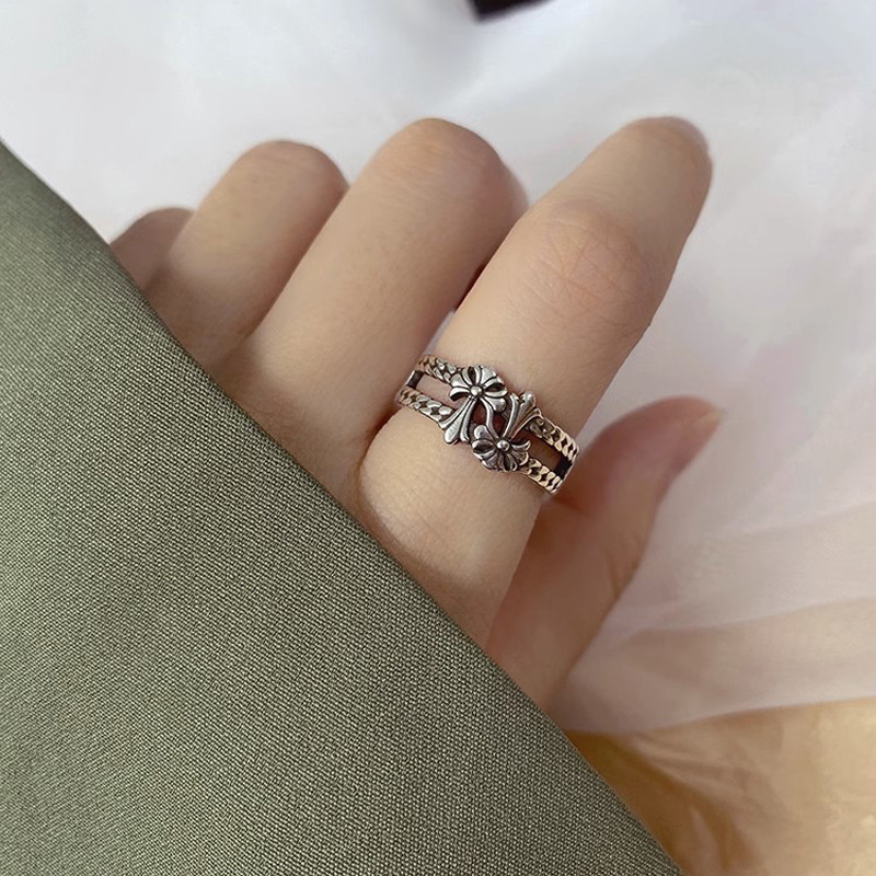 Retro chain cross ring, a trendy and fashionable niche design for women, hip-hop personality, imitation Thai silver open index finger ring full figure
