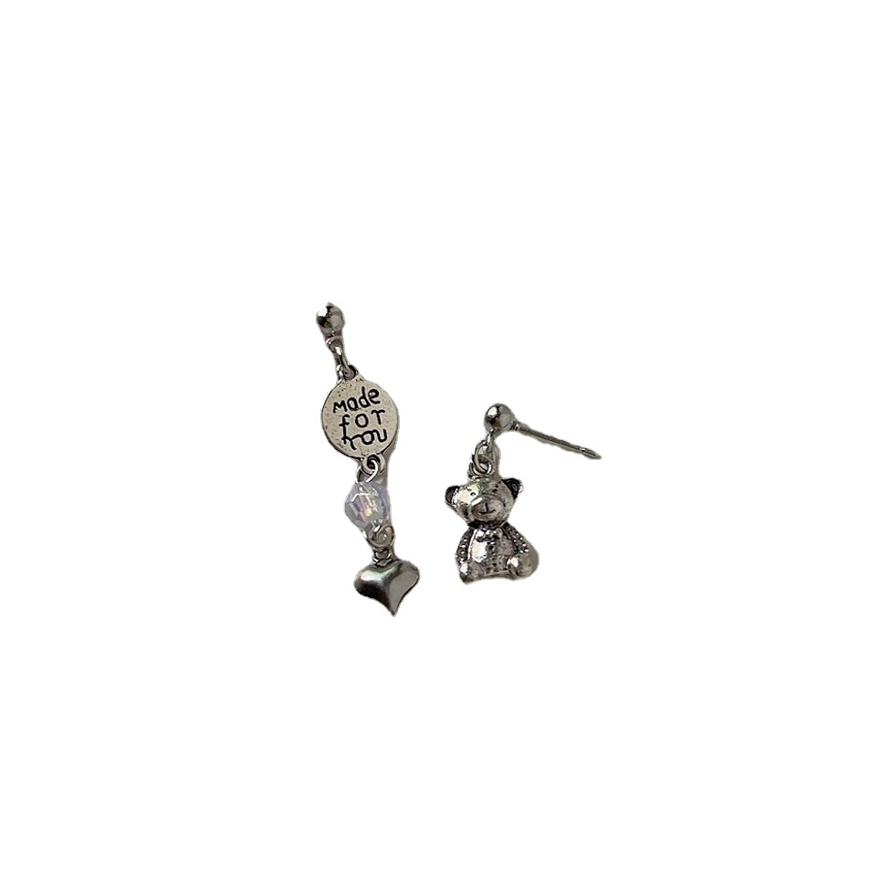 Asymmetrical bear stud earrings for women, with a light luxury and niche design, exude a sense of sophistication. They are fashionable, elegant and sweet earrings for women Item Picture