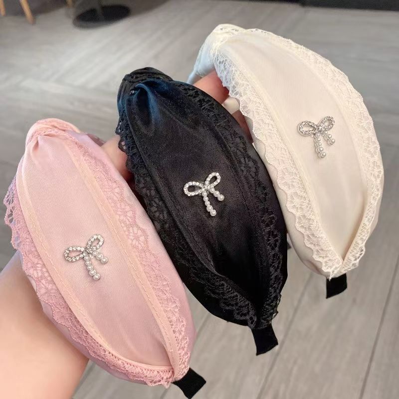 A high-end, stylish, black rice lace, wide-brimmed hairband with a touch of sophistication and elegance, and a fashionable bow for women's hair clips full figure