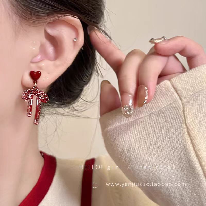 Retro wine-red heart-shaped bow earrings, Hong Kong-style, niche and high-end stud earrings, versatile earrings for daily commuting Specification drawing
