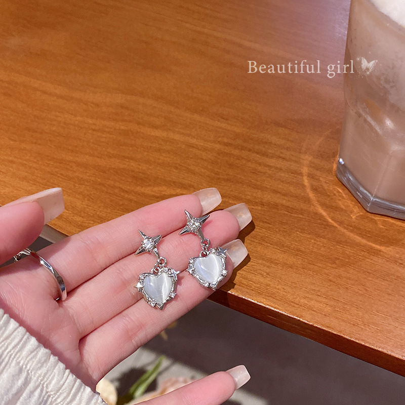 Cold and elegant style, versatile heart-shaped cat's eye stone earrings, a new trendy and high-end design for women in 2023, a popular earpiece full figure