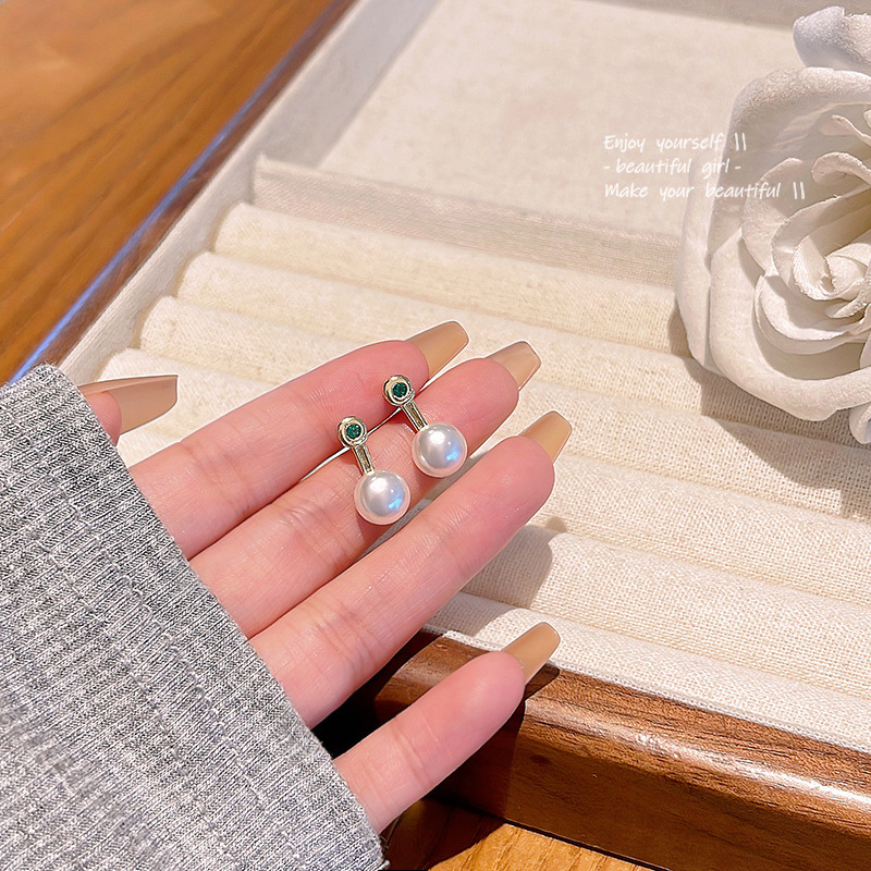S925 silver needle, delicate and small pearl stud earrings, a cold and elegant style for women, fashionable and high-end green zircon earrings and earrings full figure