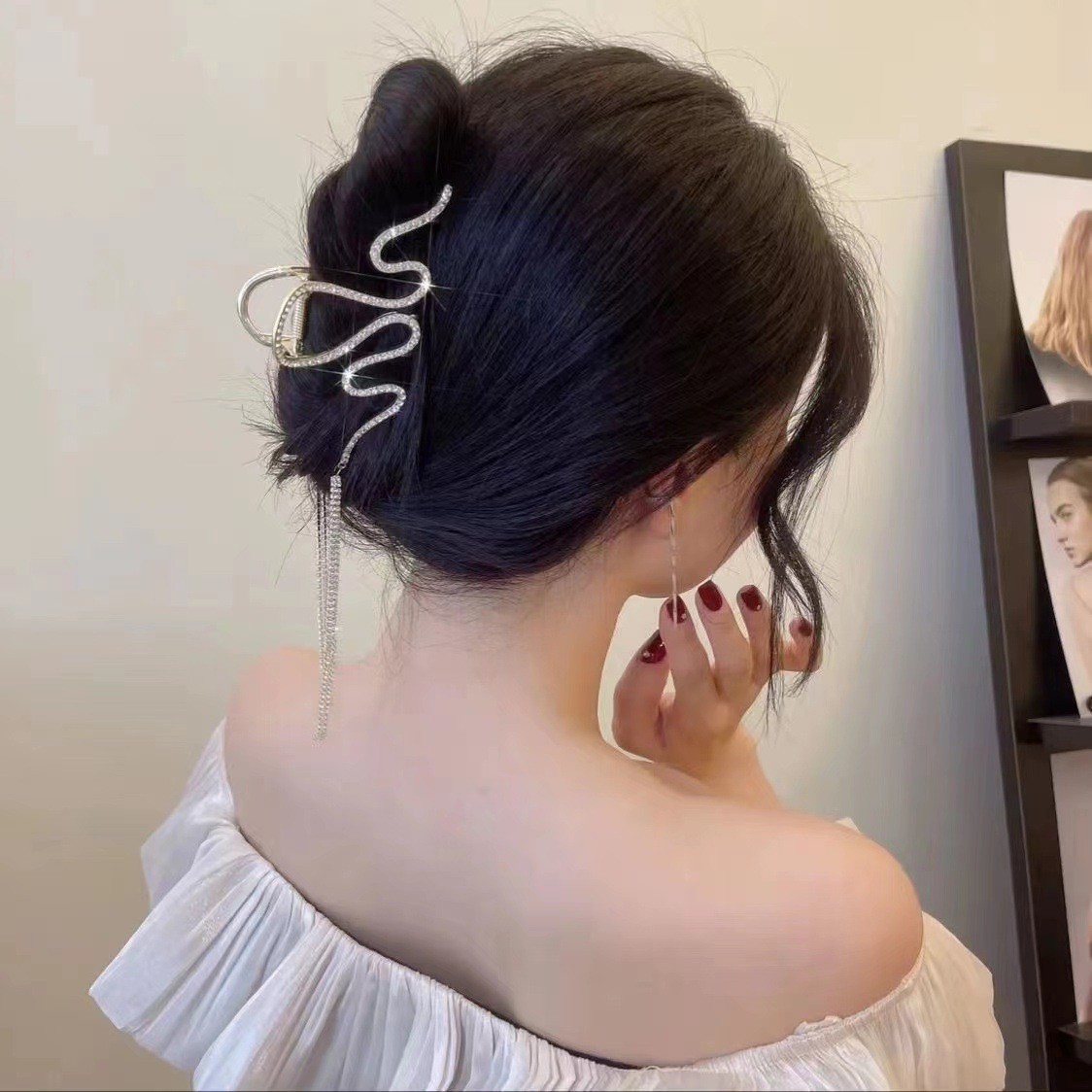 New light luxury bow, figure-eight pearl tassel, women's large French back head bun hair clip accessory Application Scenario