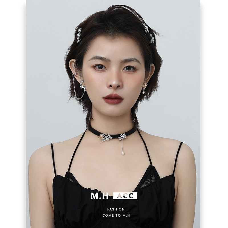 The ancient gold rose necklace is a versatile, high-end, original, niche and light luxury necklace with a hip-hop and hot girl style. It's a trendy and individualistic necklace details Picture