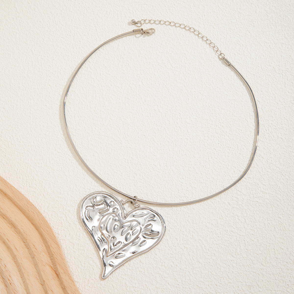 European and American cross-border jewelry, Gothic style choker female punk metal neckband, niche geometric exaggerated heart-shaped collar Application Scenario