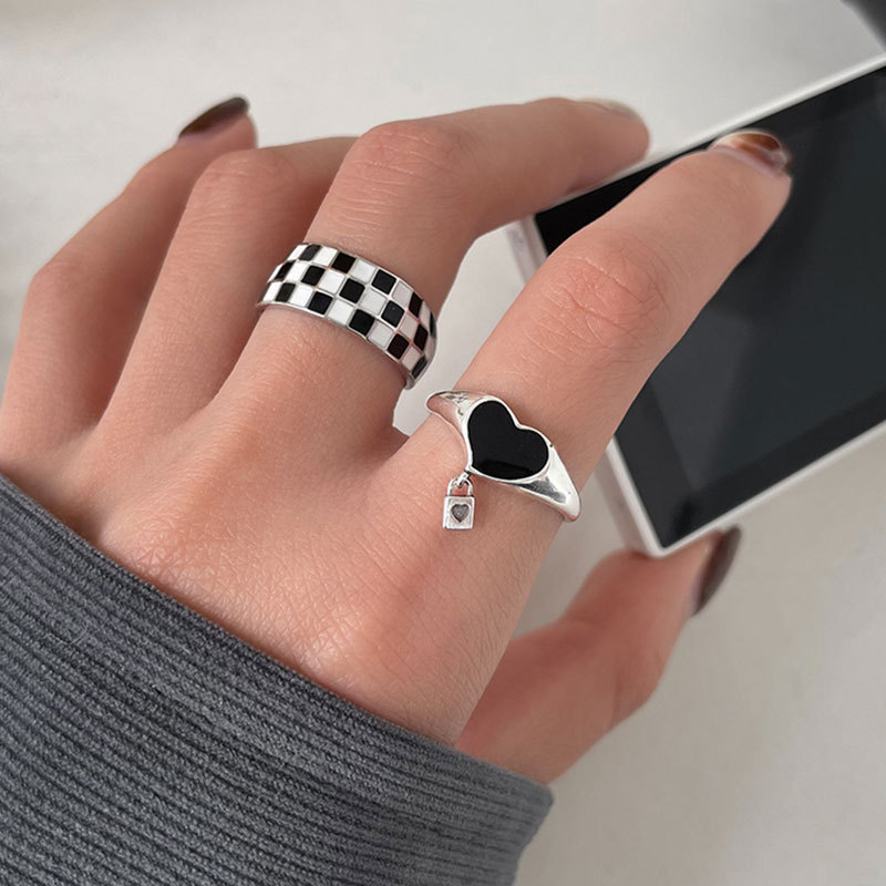 A Korean version of a niche design black and white checkered pattern combination ring, a retro and high-end fashion ring with an ins style for women Specification drawing