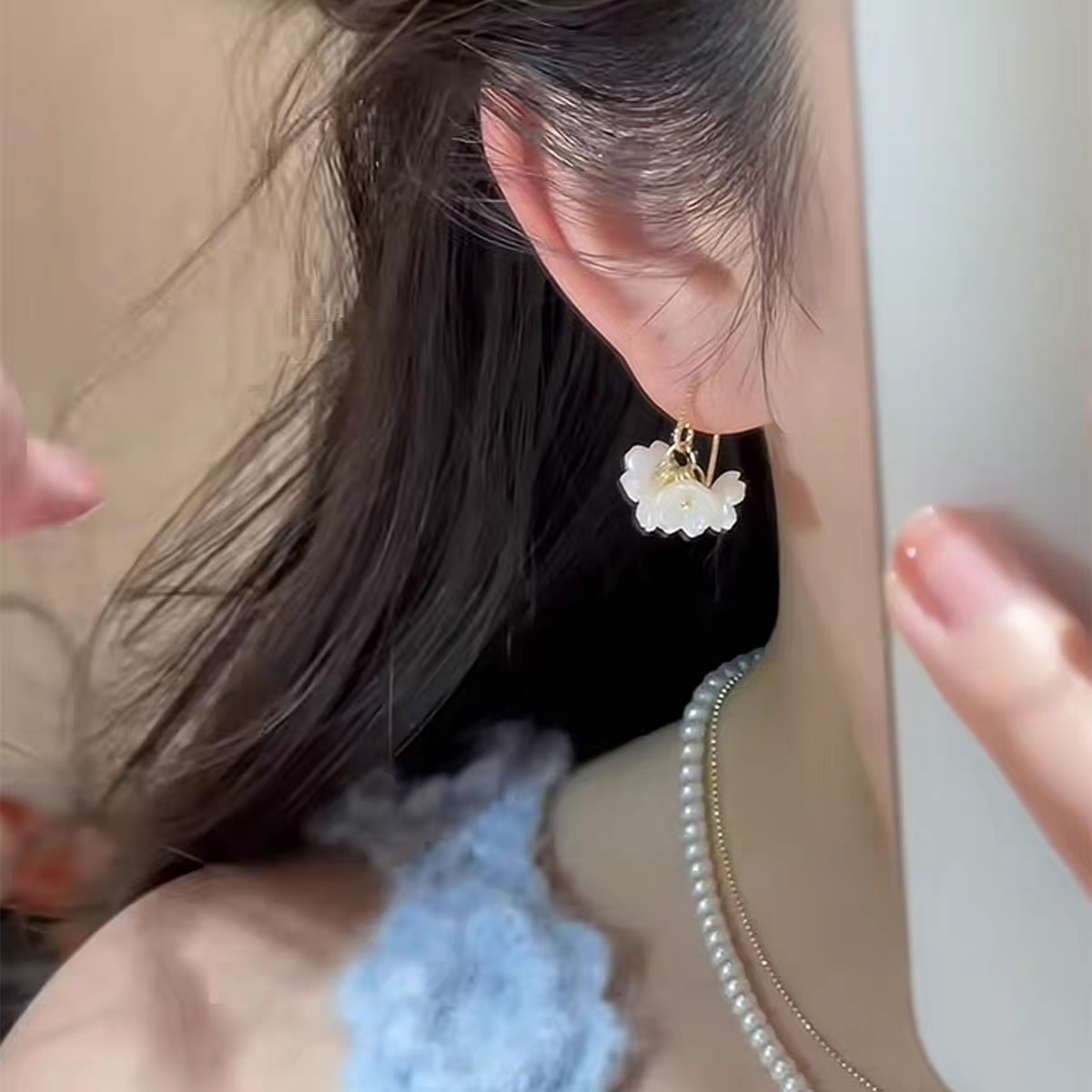 Super fairy camellia tassel earrings, sweet and gentle feminine charm, niche earrings, French retro, versatile and atmospheric earrings details Picture