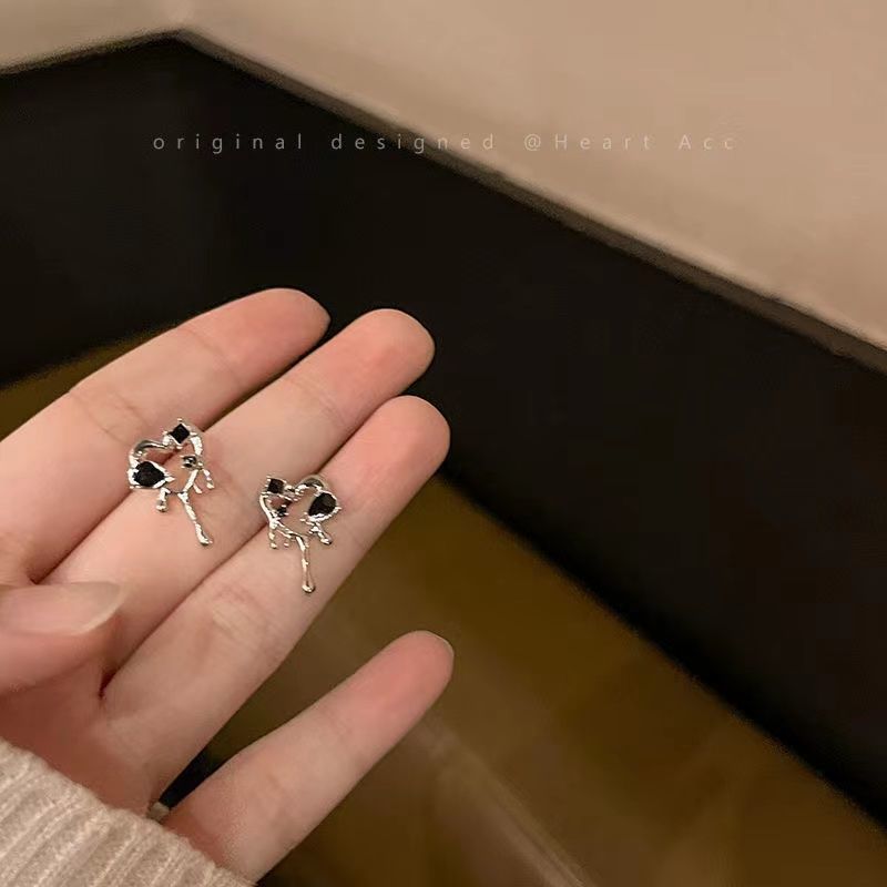The 2025 new butterfly stud earrings, a fairy forest-themed earring, are a retro Hong Kong style, high-end and niche elegant earrings Application Scenario