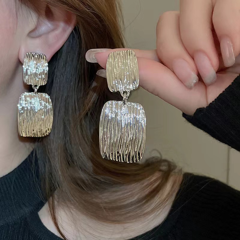 INS trendy metal style square striped earrings, fashionable and versatile, European and American cross-border high-end stud earrings, new earrings for women Specification drawing