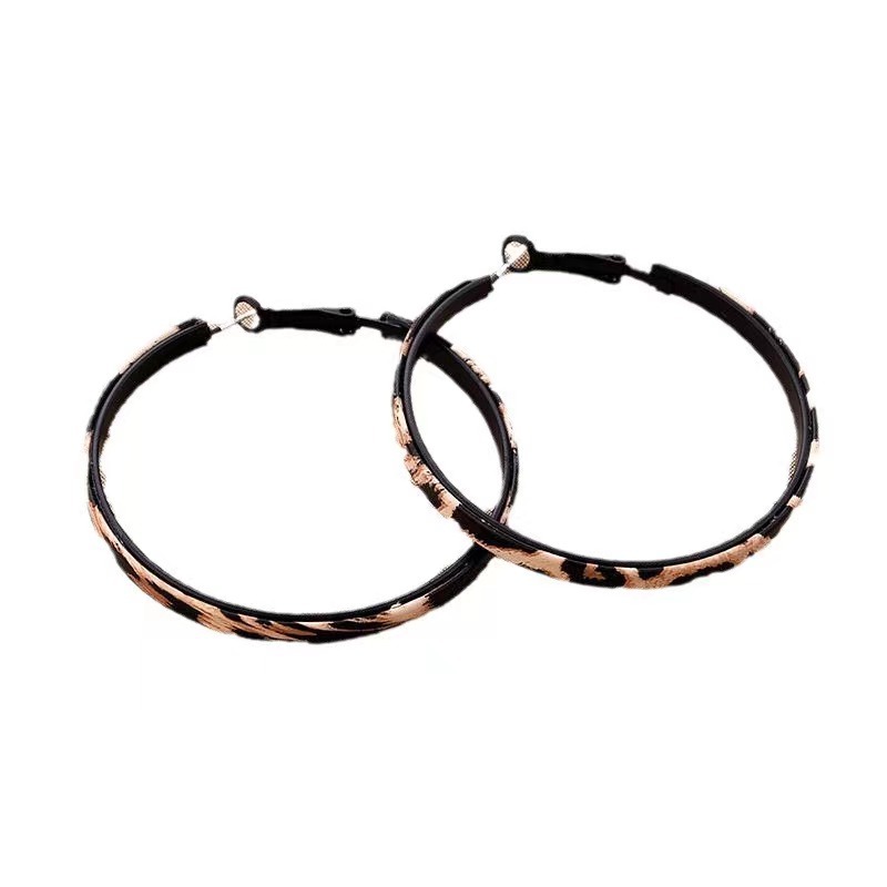 Leopard print leather large ear rings for girls create a fair and elegant atmosphere in autumn and winter. They are fashionable, individual and versatile earrings Item Picture