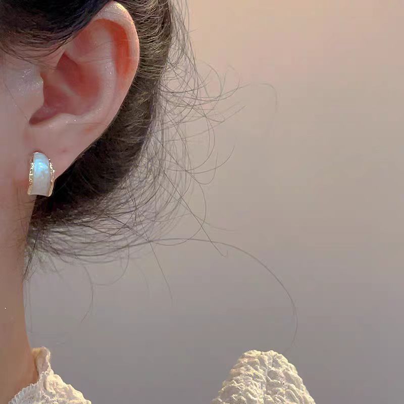 French retro C-shaped glazed stud earrings with a touch of luxury and sophistication for women, versatile earrings, and unique ear rings that are popular among Internet celebrities Specification drawing