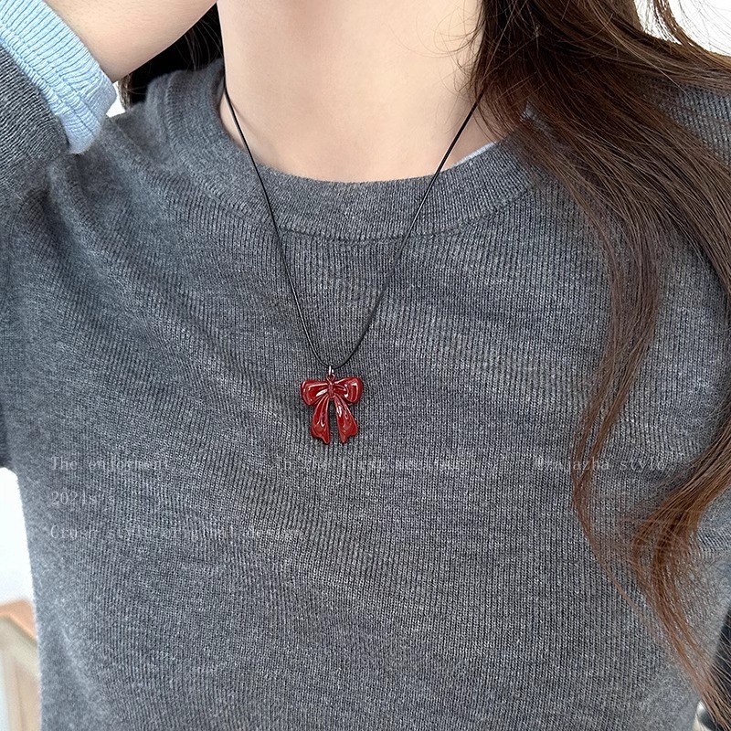 Ankela Red necklace is a niche new minimalist and versatile style. It features a black leather rope neckchain with a bow and a layered women's collarbone chain Specification drawing