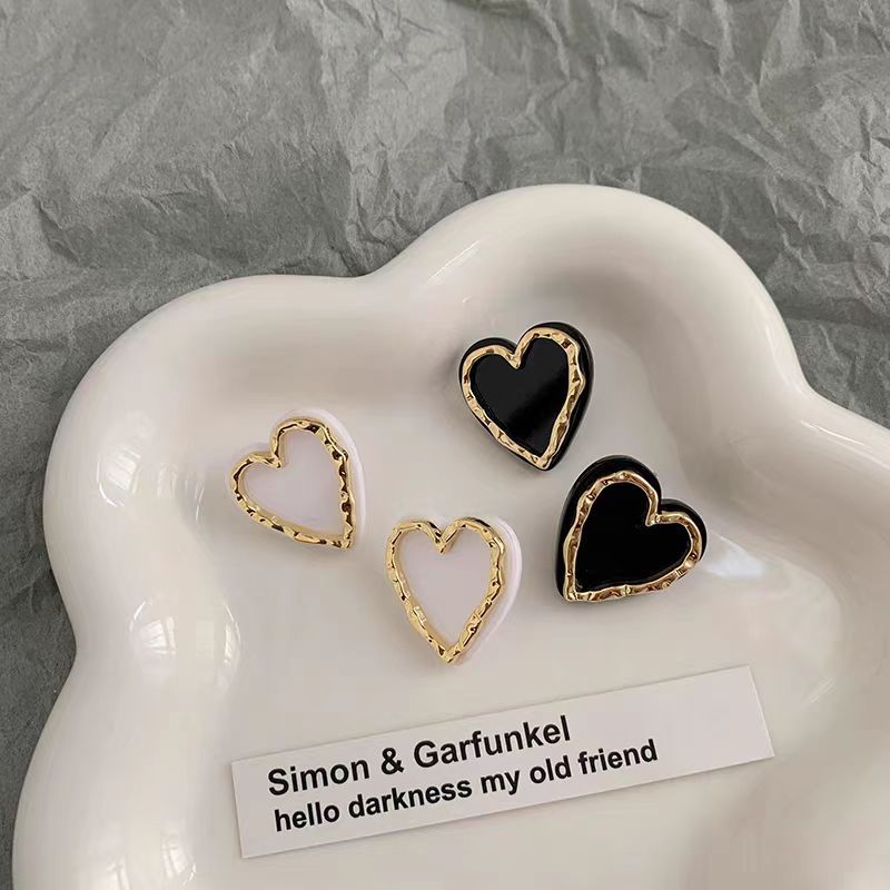 Black heart-shaped earrings for women, 2025 new trendy and niche design, high-end retro stud earrings, elegant pure silver earrings details Picture