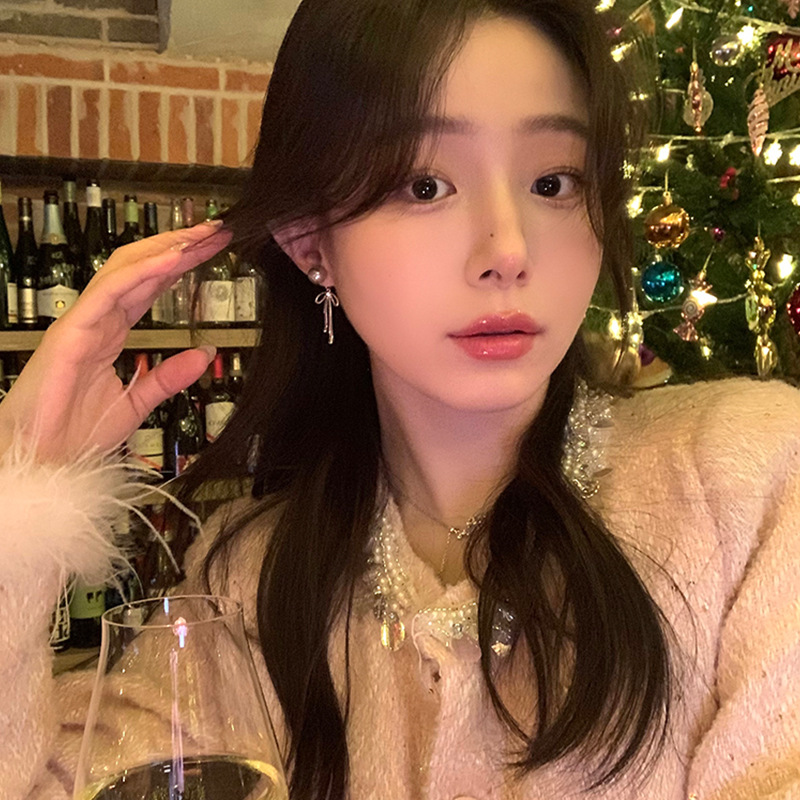 A high-end grey pearl earring, a bestseller for women in the autumn and winter of 2023 with a bow, a pair of earrings worn by socialites and Internet celebrities details Picture