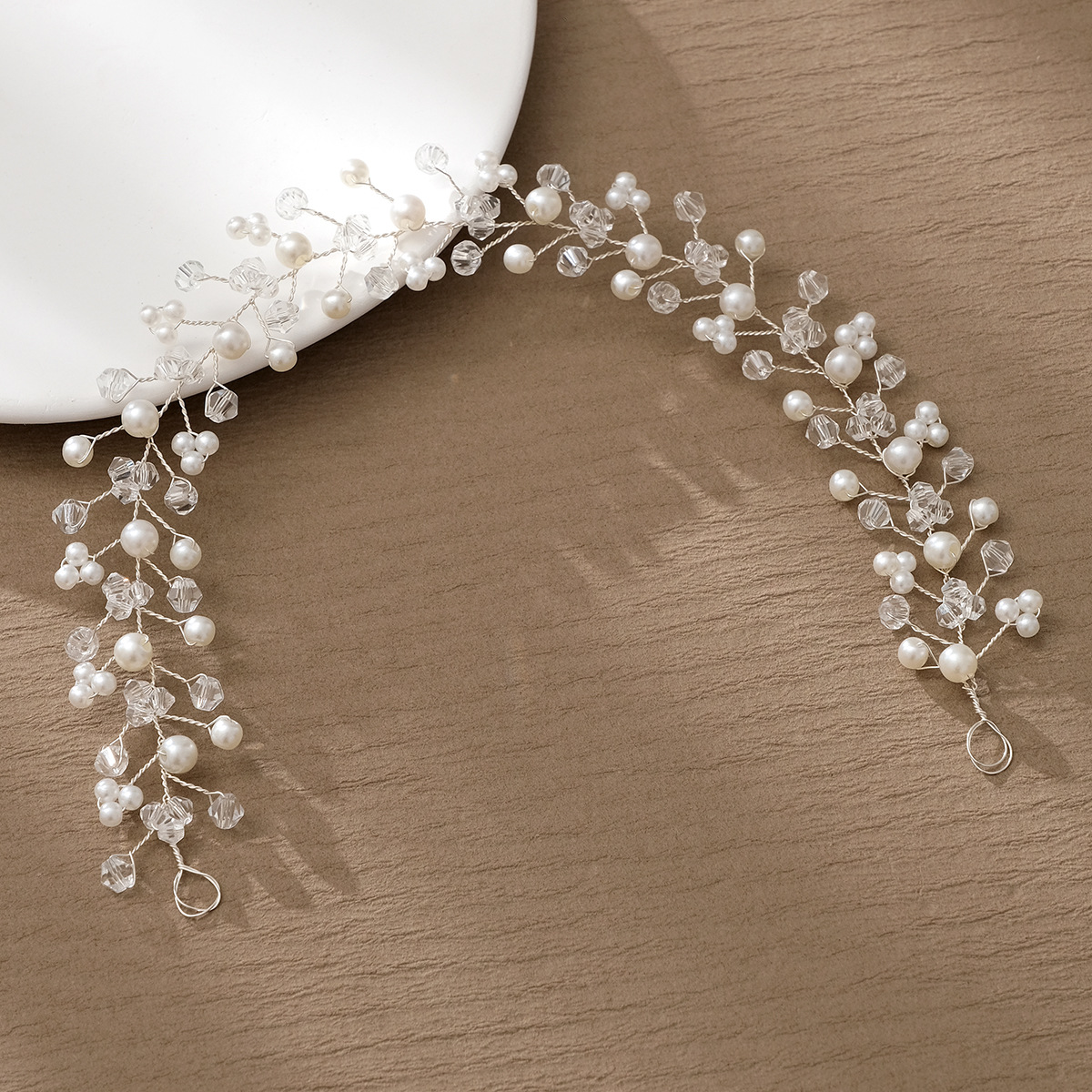 European and American bridal gowns, evening gowns, hair accessories, forest-themed ceramic flower braided hair headbands, children's performance updo, pearl hair bands Specification drawing