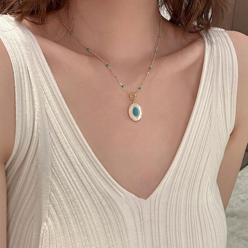 The design sense turquoise and pearl layered necklace is a retro, light luxury, elegant and fashionable style for women. It is a versatile necklace and collarbone chain Specification drawing