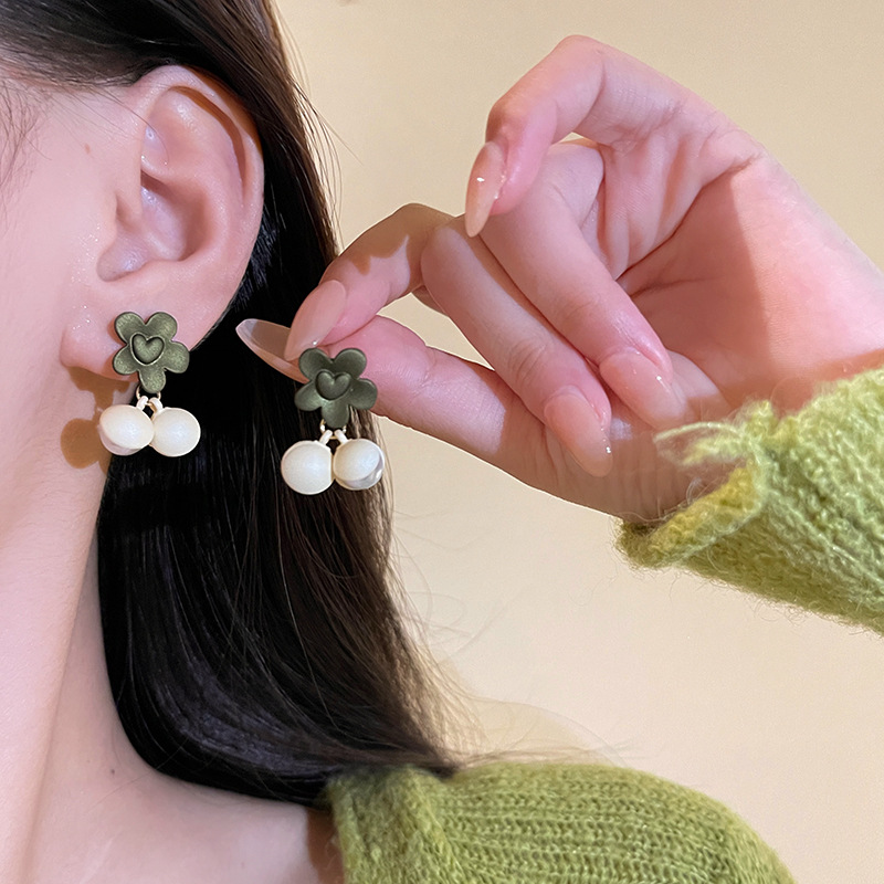 S925 Silver Needle Fresh and Delicate heart-shaped flower Earrings for women, sweet and versatile pearl stud earrings wholesale Application Scenario