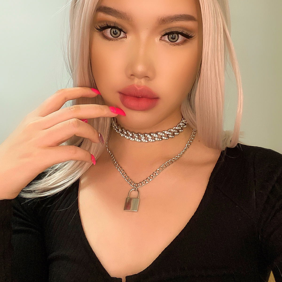 Exaggerated and fashionable European and American cross-border jewelry, diamond-encrusted Cuban chain necklace, women's retro simple and versatile lock pendant necklace details Picture