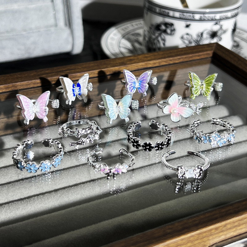A new French summer ring with a fresh and light design sense, featuring a luxurious silver flower butterfly gradient enamel ring for women Specification drawing