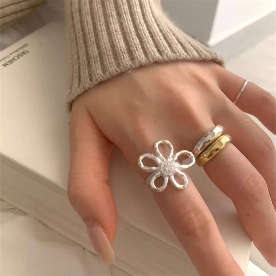 The s925 sterling silver large flower ring is a sophisticated and elegant, exaggerated ring that is fashionable and versatile. It is an open index finger ring details Picture