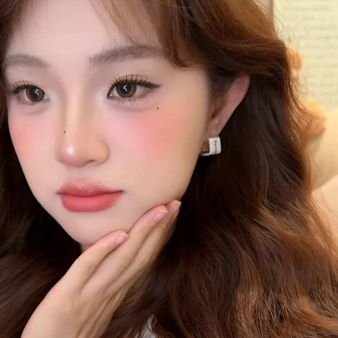 The minimalist series features a high level of refinement, simplicity, individuality, a cold style, a sense of luxury, a retro style, and matte English letter ear buckles Specification drawing