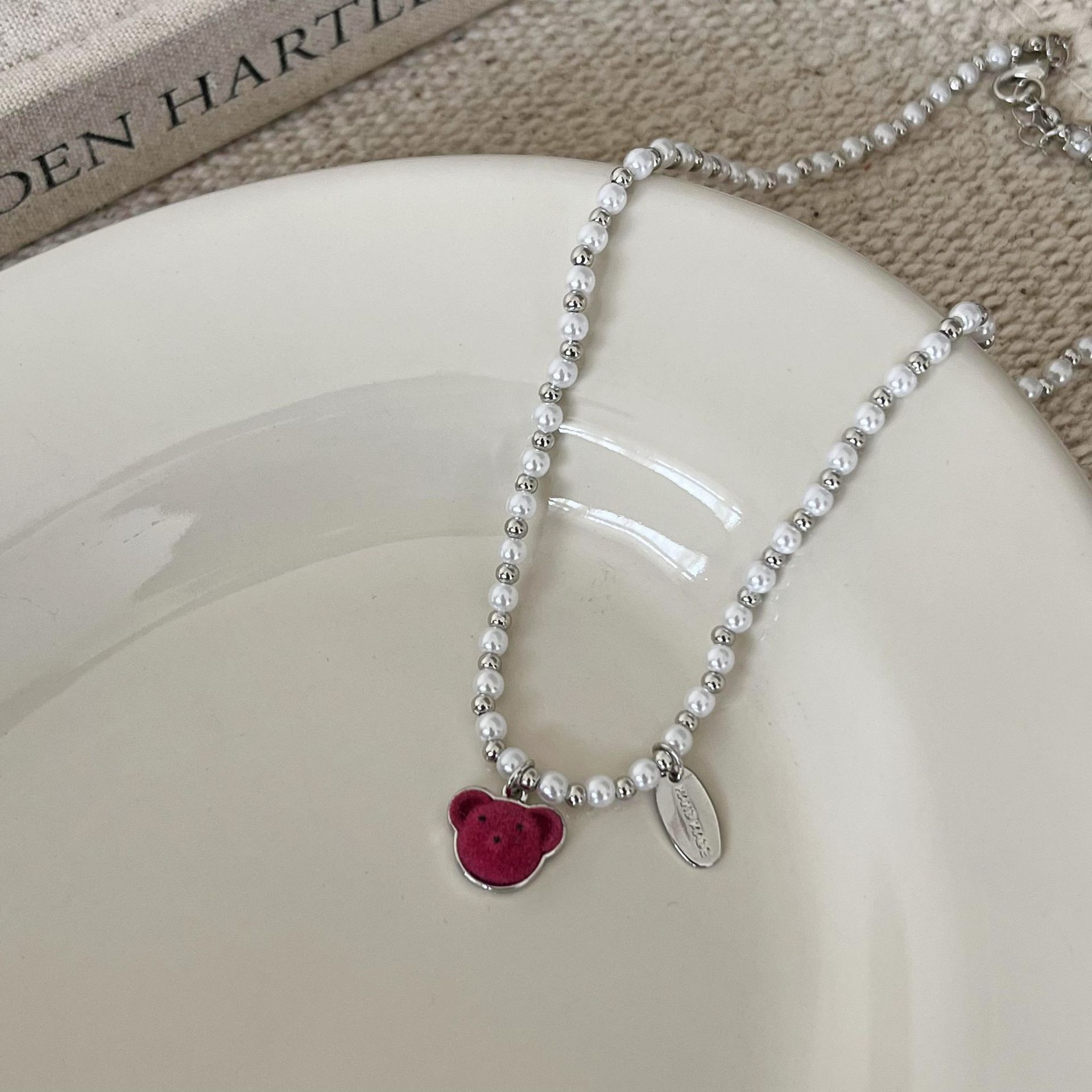 Sweet and cute little bear pearl necklace 2024 new style light luxury niche design Neckchain collarbone chain for women details Picture