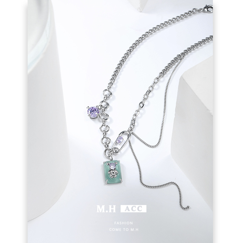 The new square blue-label bear necklace is equipped with a high-end, retro and cool collarbone chain, as well as a unique and trendy geometric pendant Specification drawing