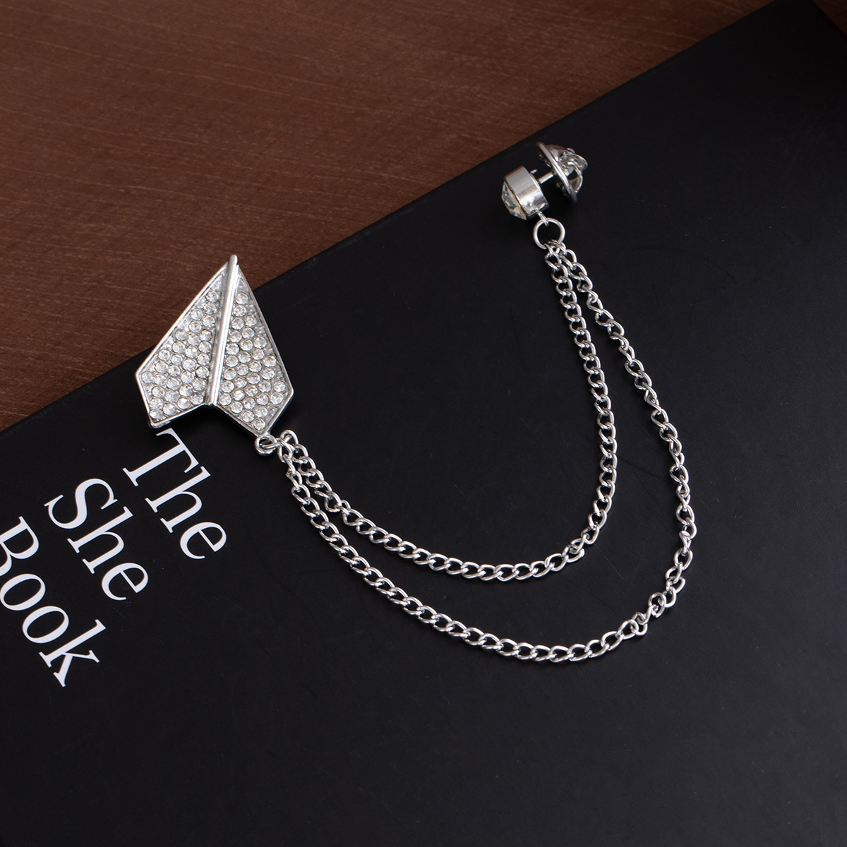 Stylish, design-savvy, creative, diamond-encrusted chain brooch suit, versatile, individual, simple, elegant and fashionable accessories Application Scenario
