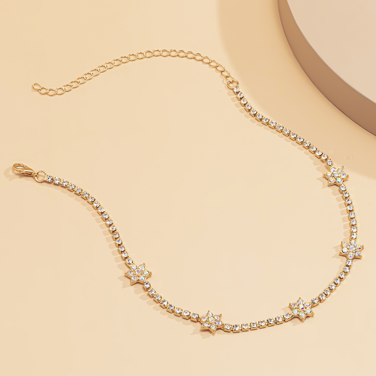 European and American cross-border jewelry, fashionable and elegant, claw chain full of diamonds, sweet and cool, spicy girl necklace, layered and niche hip-hop collarbone chain Application Scenario