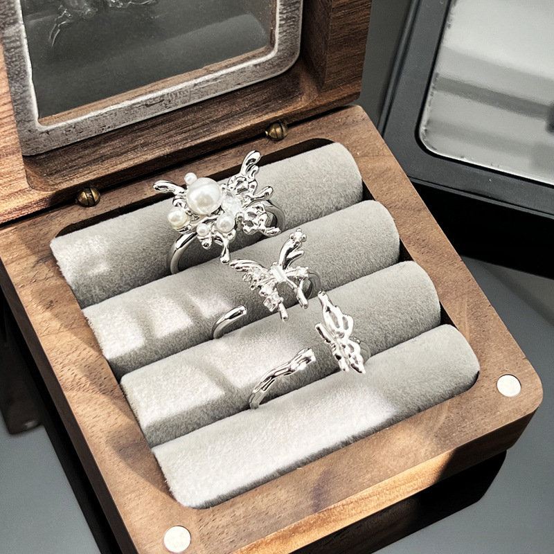 This high-end retro irregular butterfly opening ring is a unique and niche design for women, with a touch of individuality, light luxury and versatility details Picture
