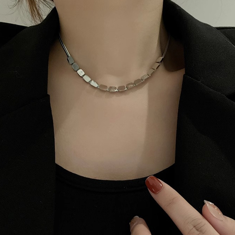 Three-dimensional small square necklace, women's Instagram niche design sense, cold style collarbone chain, sweet and spicy snake bone chain neck chain full figure