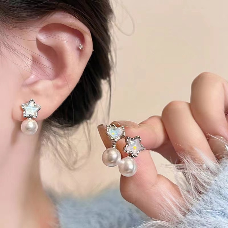 Gentle style ~ Blue heart-shaped pearl stud earrings, a new style for women in 2025, versatile and high-end earrings, and trendy Instagram earrings details Picture