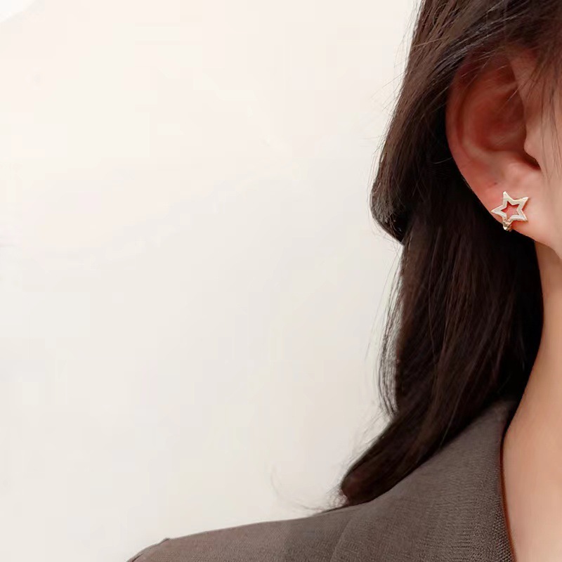 The simple and versatile five-pointed star ear stud is a unique, niche, fashionable and everyday ear stud with a sense of design and is a popular earring accessory details Picture