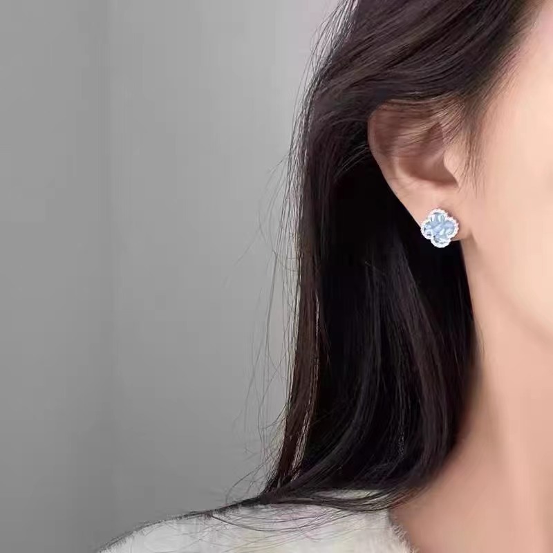 Blue four-leaf clover stud earrings with a light luxury and high-end style, diamond-encrusted earrings, new 2025 style, fresh and simple earrings for women Specification drawing