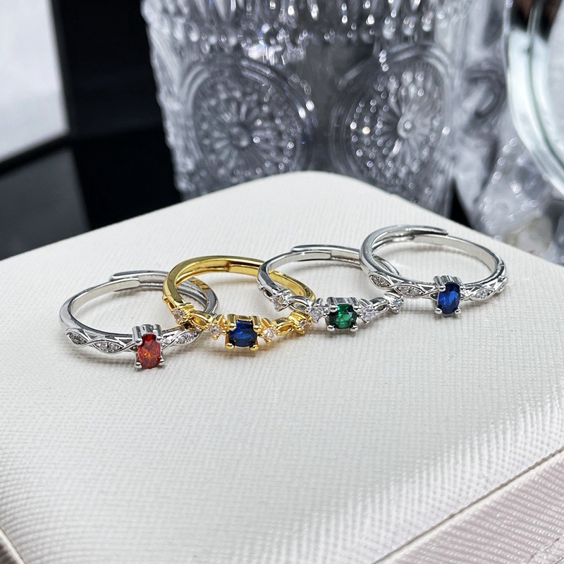 This mid-style design is a niche and high-end colored gemstone zircon open ring, which is retro, versatile, small, sweet and cool Application Scenario