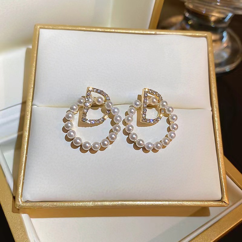 The letter pearl earrings feature a light luxury and niche design. The stud earrings exude a sense of sophistication for women. They are a new bestseller in 2025, with a unique and elegant style Application Scenario