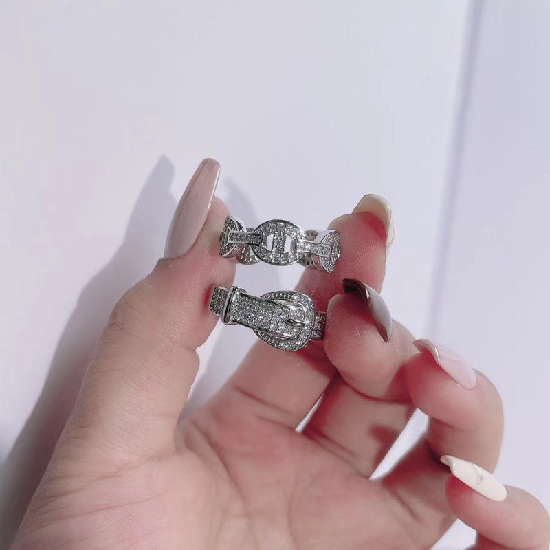 Sweet and cool pig nose belt buckle, full of diamonds, elegant open ring, feminine cold style, exquisite temperament, fashionable and versatile ring Application Scenario