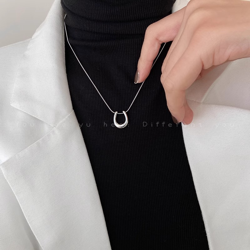 The U-shaped horseshoe pendant necklace with a design sense, a new 2024 women's light luxury and niche collarbone chain accessory hoodie chain Application Scenario