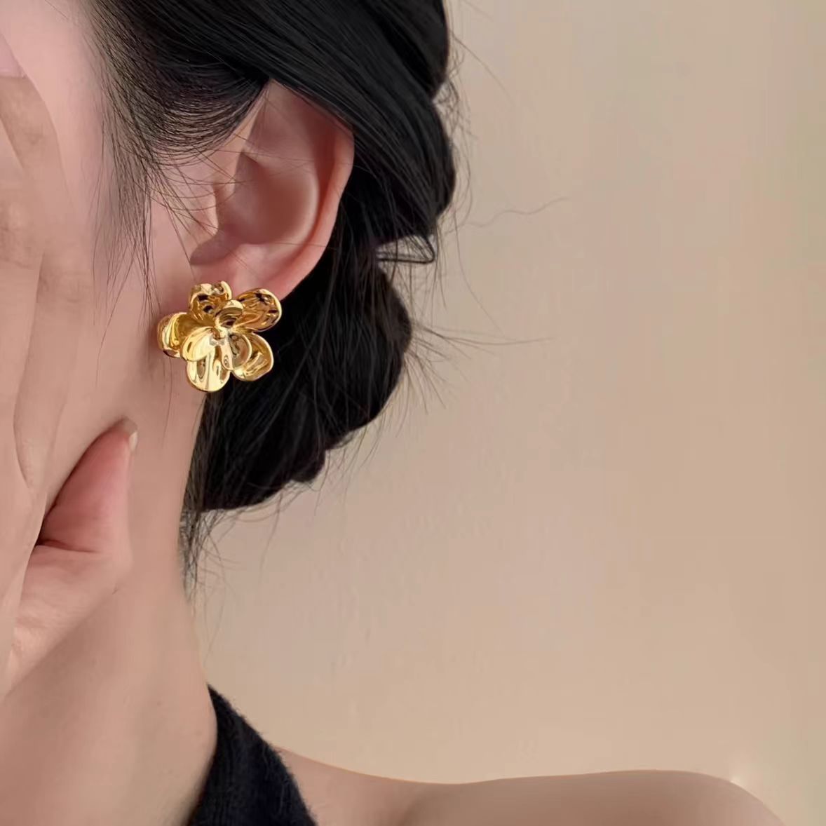 Springtime golden textured flower stud earrings for women, French retro, fresh, fashionable, exquisite and high-end, versatile earrings details Picture
