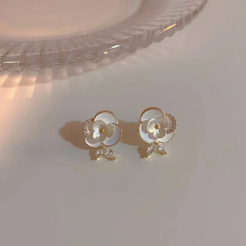 The new sweet and elegant floral stud earrings from 925 Japan and South Korea are a trendy, gentle and versatile design for women on Instagram. They are forest-themed earrings details Picture