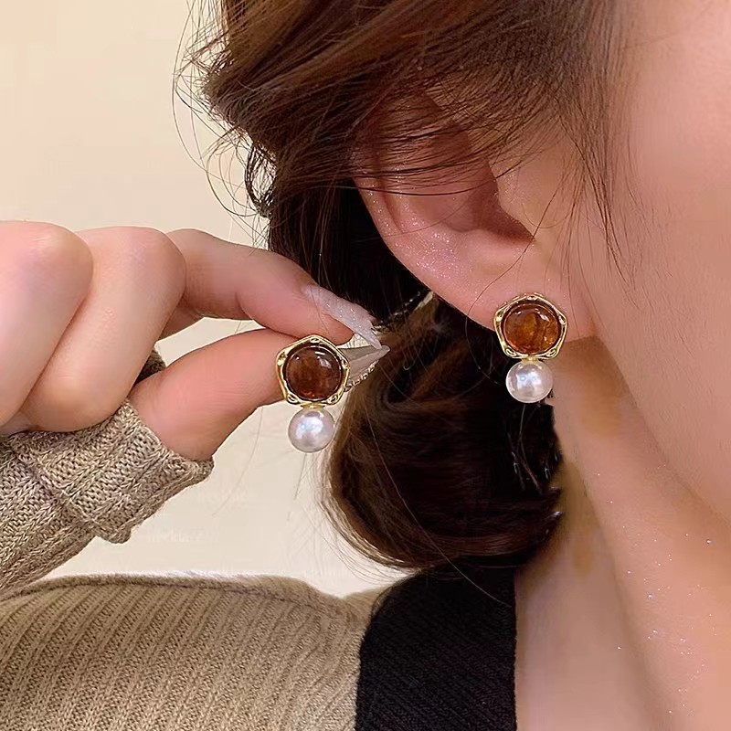 Maillard retro style stud earrings for women in autumn and winter, simple and elegant 2025 new bestsellers, exquisite, small and versatile earrings details Picture