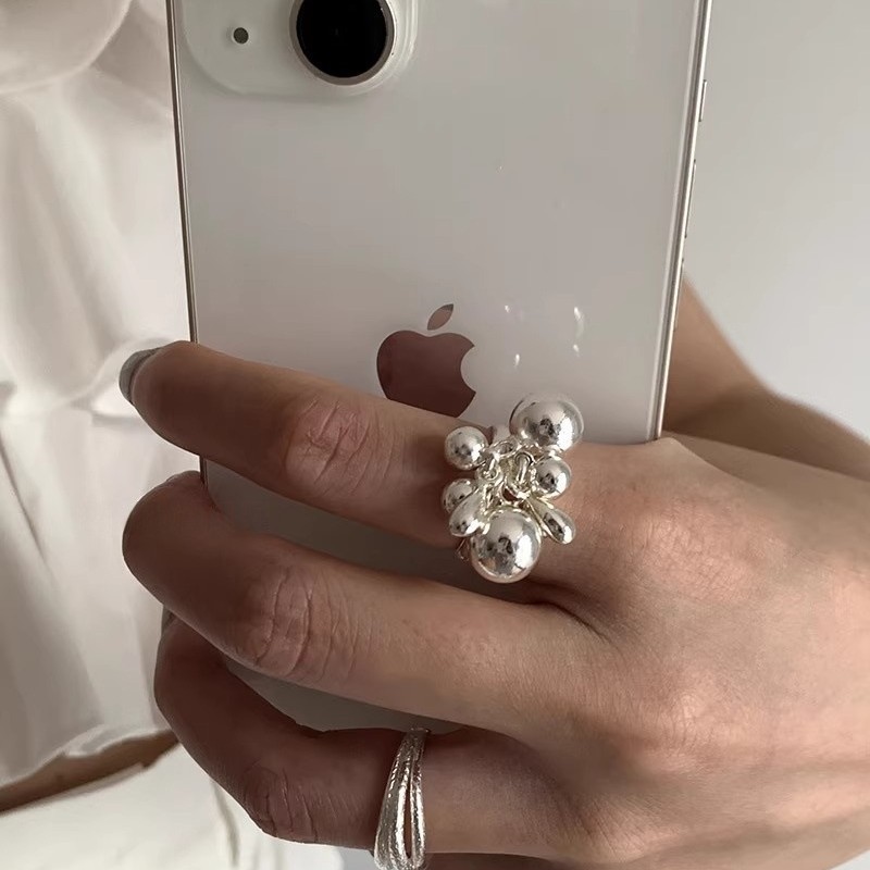 This multi-bead ring is the same as the one worn by a South Korean blogger. It features a niche design for women, exuding a sense of high-end elegance, simplicity, individuality and a cold style Application Scenario