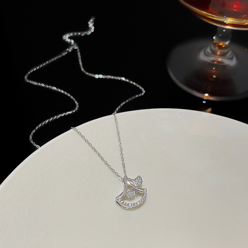 A new design of light luxury and niche zircon ginkgo leaf pendant, collarbone chain necklace, simple and elegant necklace accessory for women Application Scenario