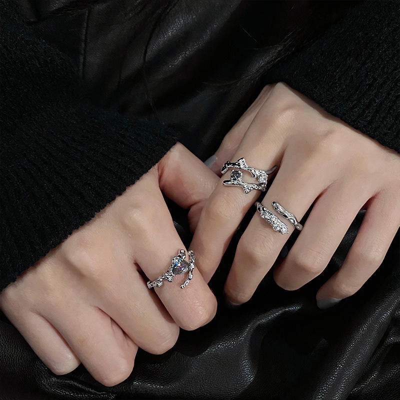 Irregular three-piece ring set for women on Instagram, a cold and trendy, niche design with a high-end gradient gemstone index finger ring full figure