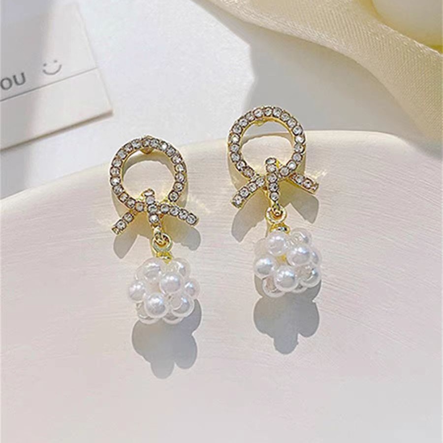 French Shi family pearl stud earrings for women, a high-end and niche 2025 new type of earrings, with a cold and cool style, forest-themed earrings Application Scenario