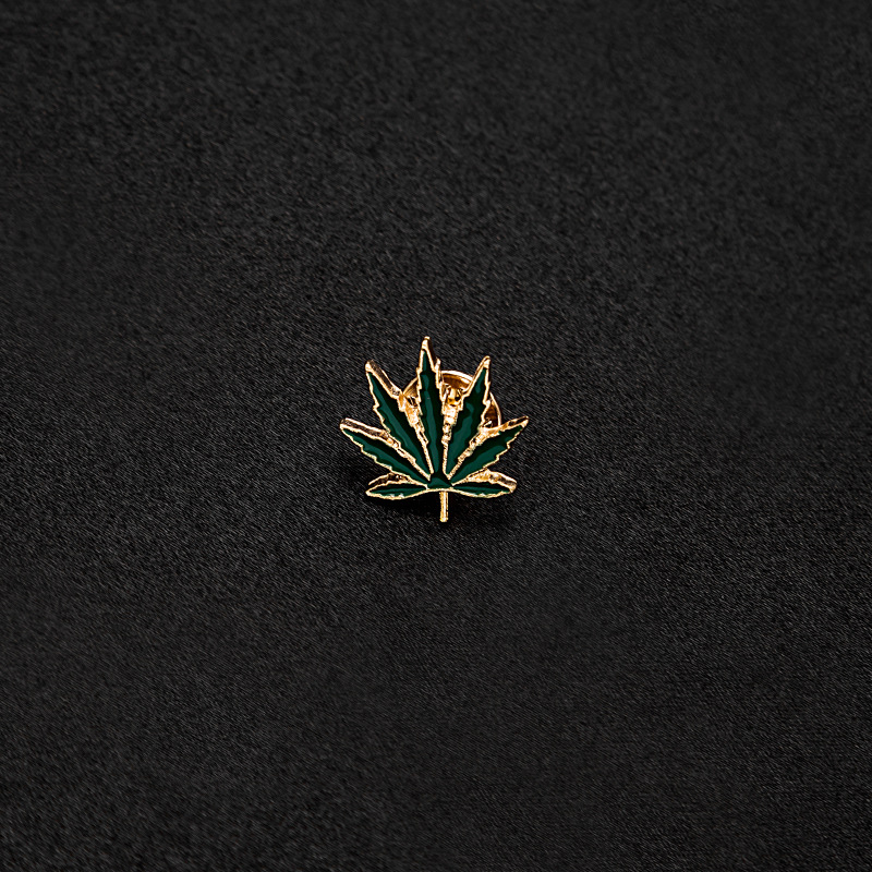 European and American retro brooches and pins, personalized and creative maple leaf alloy oil-dripping leaf badges, direct sales from the manufacturer details Picture