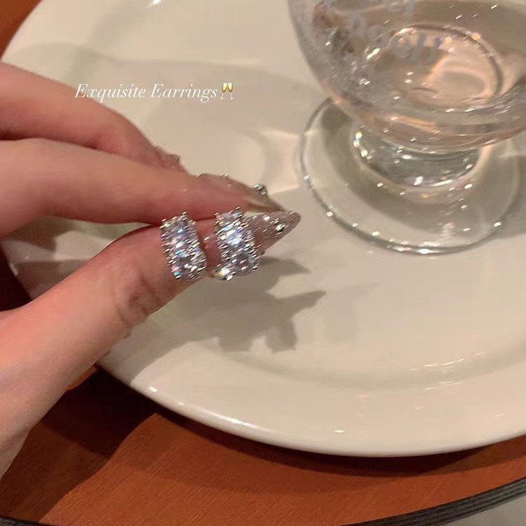 Perfect and exquisite ~ Simple diamond zircon stud earrings with a touch of light luxury and high-end elegance. A female Internet celebrity's best-selling earrings in 2025 Specification drawing